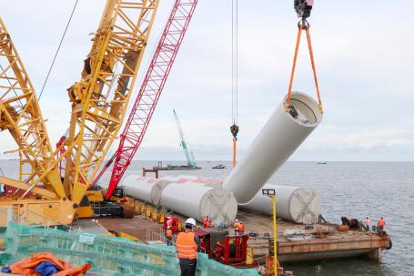 Windfarm under construction. Photo by thelamephotographer/Shutterstock.